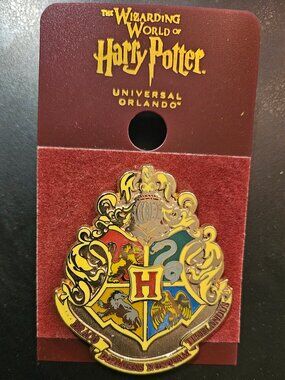 Universal Studios Wizarding World of Harry Potter Hogwarts Crest Pin NWT